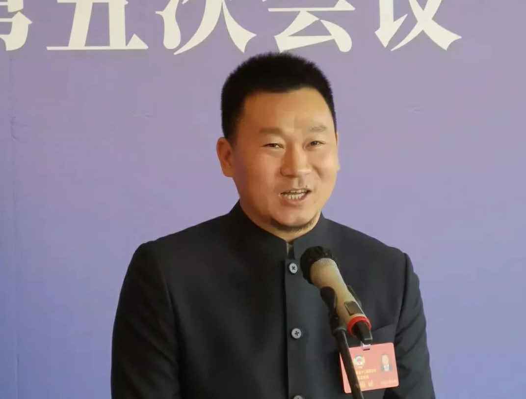 为进一步展示市政协团结、民主、开放、自信的形象，向市民和网友展示政协委员的履职风采，中山市政协十二届五次会议在2月4日上午开幕前开设“委员通道”，市政协委员、乐竞·体育(中国)官方网站-乐竞 SPORTS公司总经理陈朝阳走进“委员通道”，回应社会关切的问题。他就如何做好城市应急管理规划的问题进行发言，并回答记者提问。.jpg